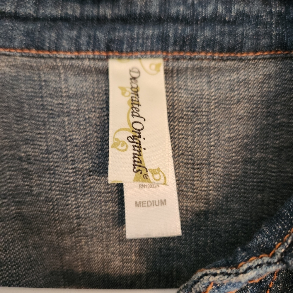 Embroidered Denim Jacket with Floral Design. SIZE M - Picture 3 of 4
